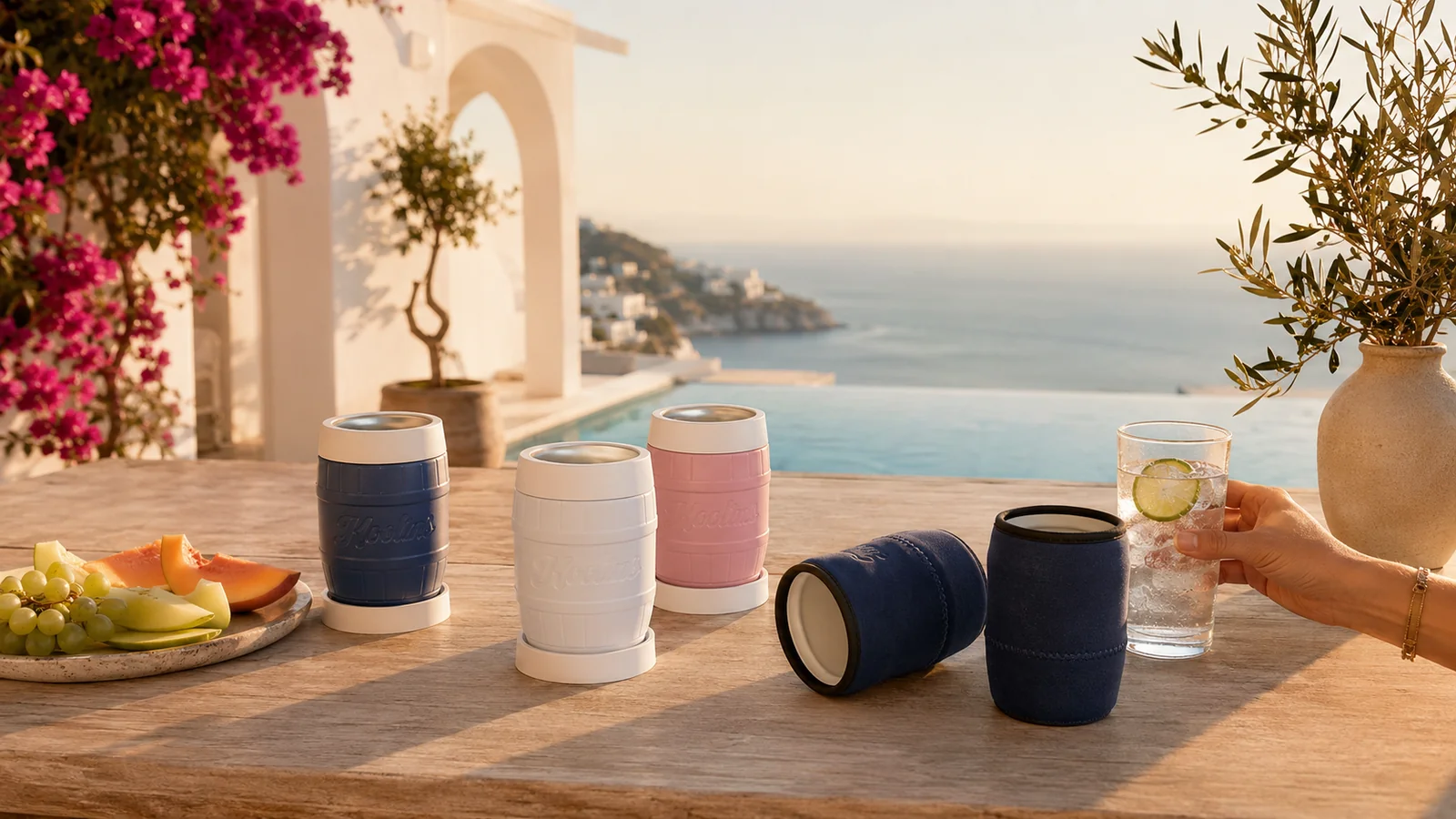 Mesa mediterránea con Koolins junto a una piscina con vistas al mar